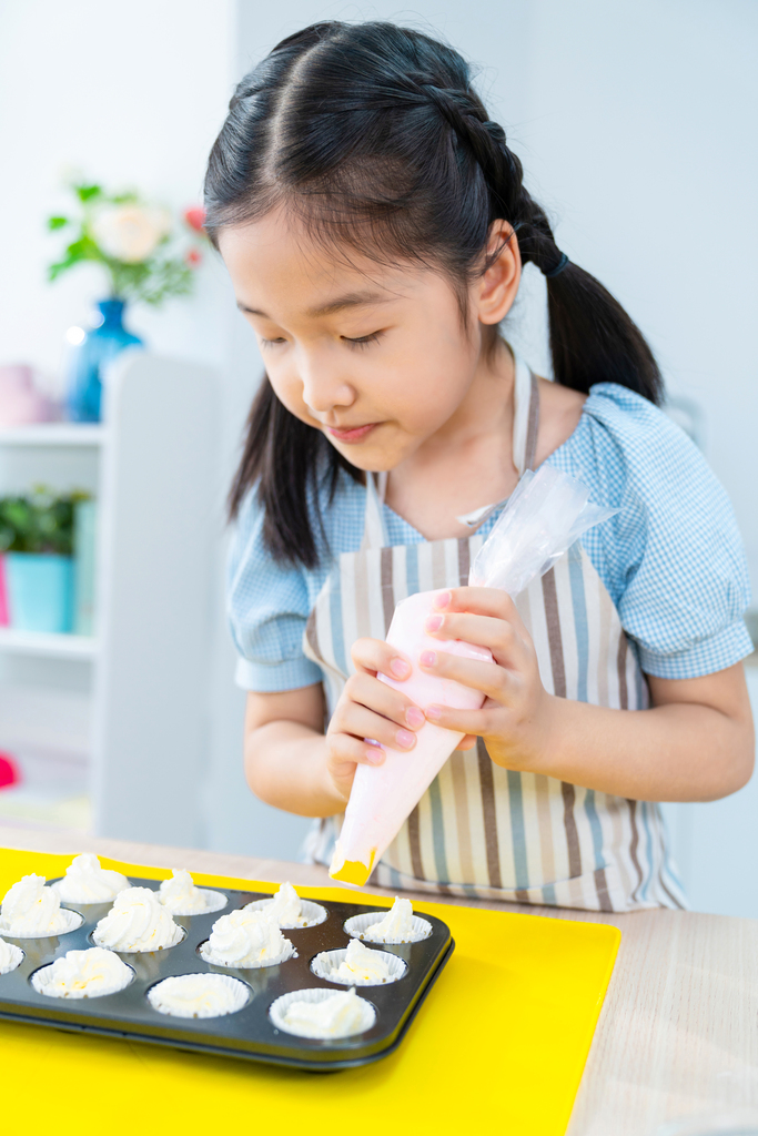 快乐的小女孩制作糕点图片