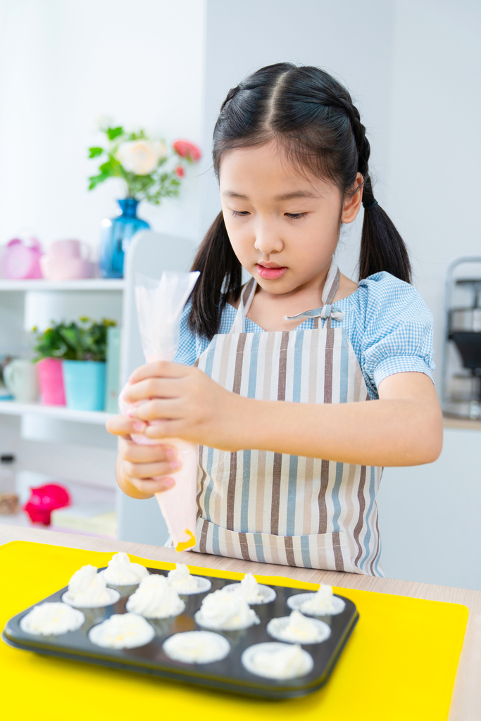 快乐的小女孩制作糕点图片