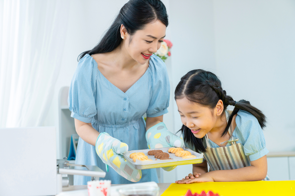 快乐的年轻母女一起制作糕点图片