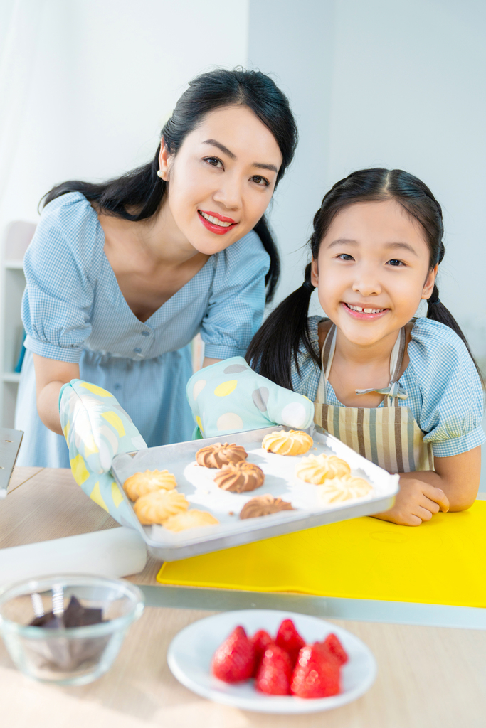 快乐的年轻母女一起制作糕点图片