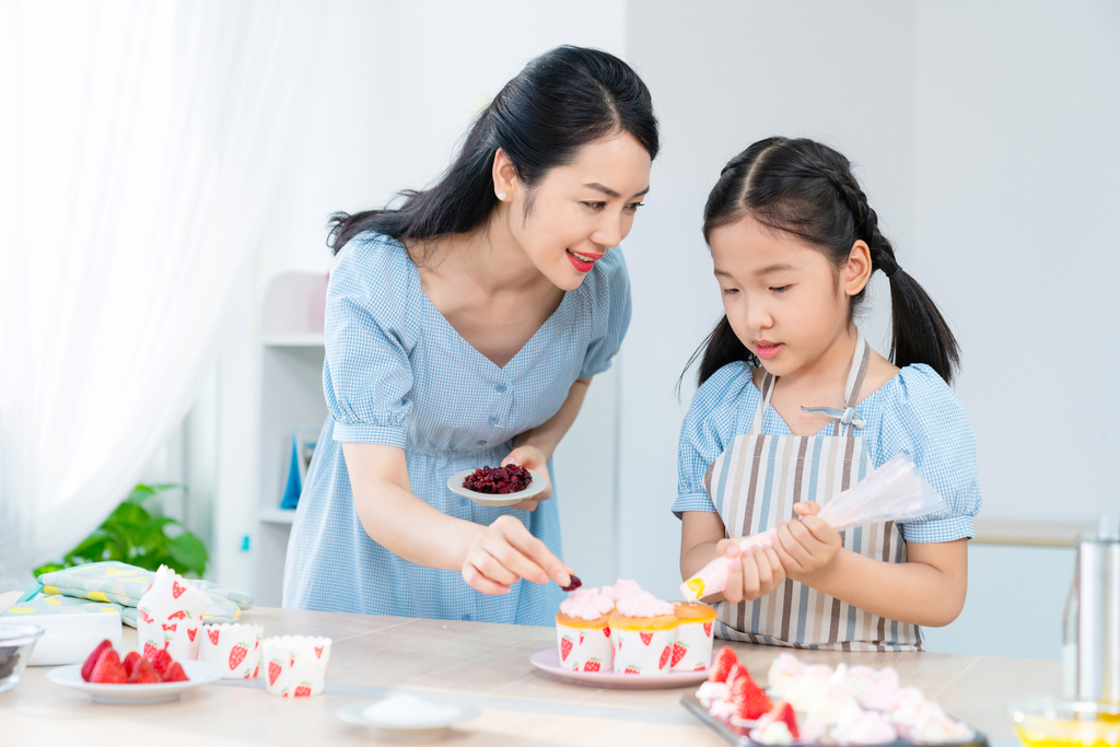 快乐的年轻母女一起制作糕点图片