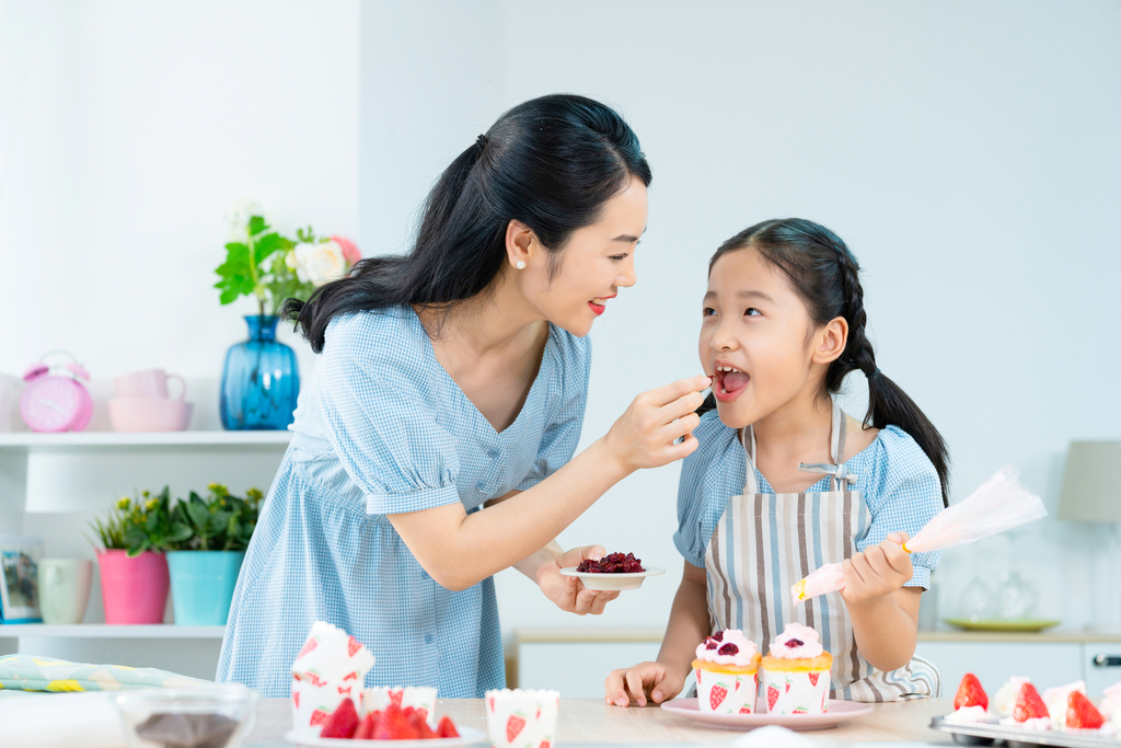 快乐的年轻母女一起制作糕点