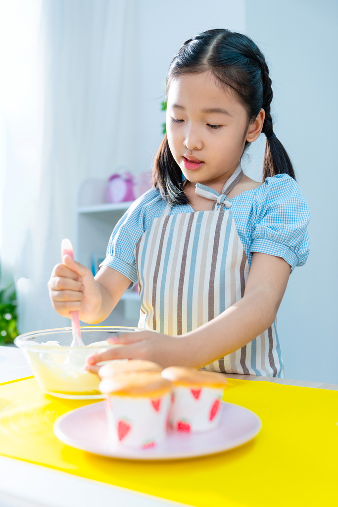 快乐的小女孩制作糕点图片