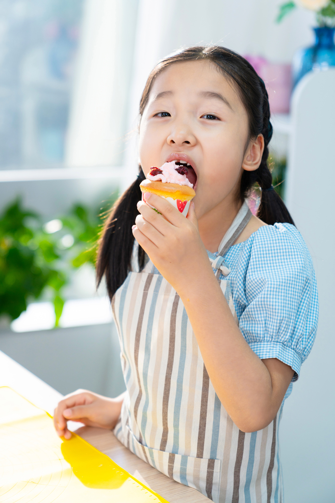 快乐的小女孩制作糕点图片