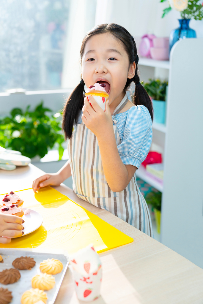 快乐的小女孩制作糕点图片