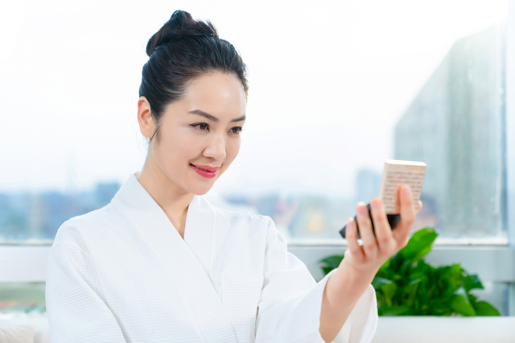 年轻女子化妆图片