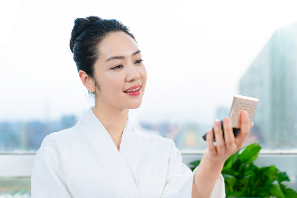 年轻女子化妆图片
