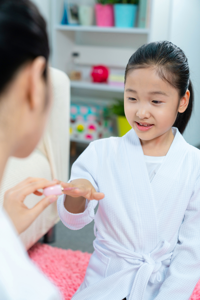 妈妈给女儿涂指甲油图片