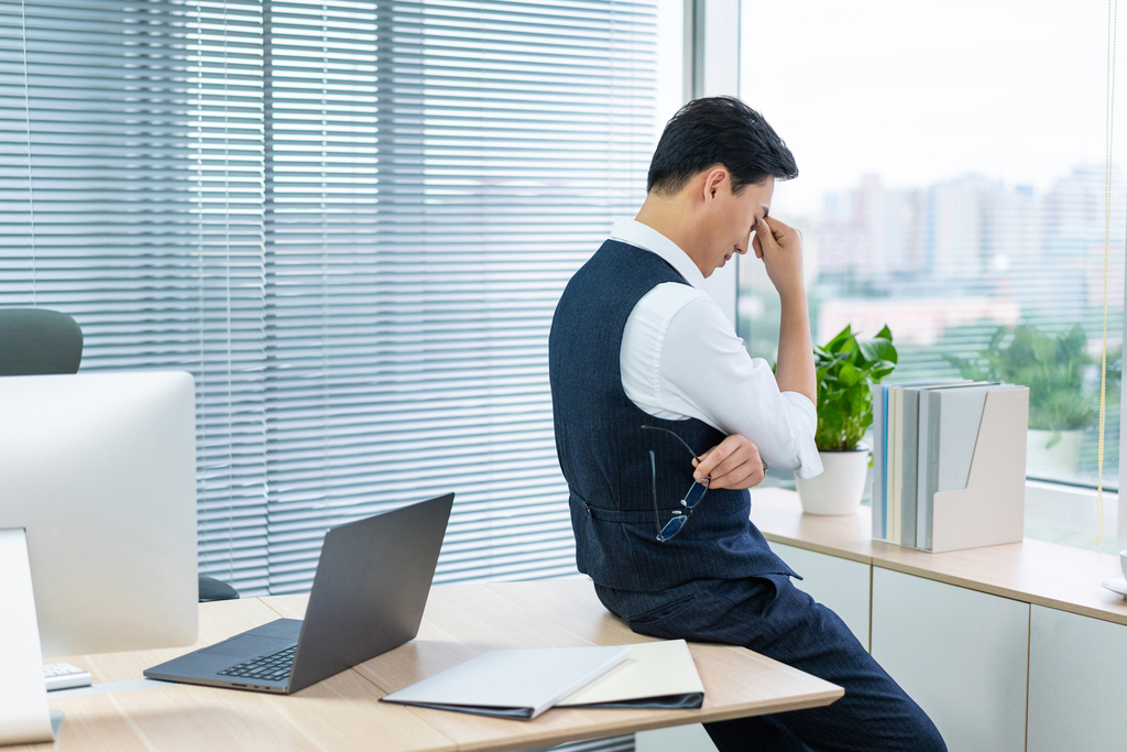 年轻商务男士办公图片