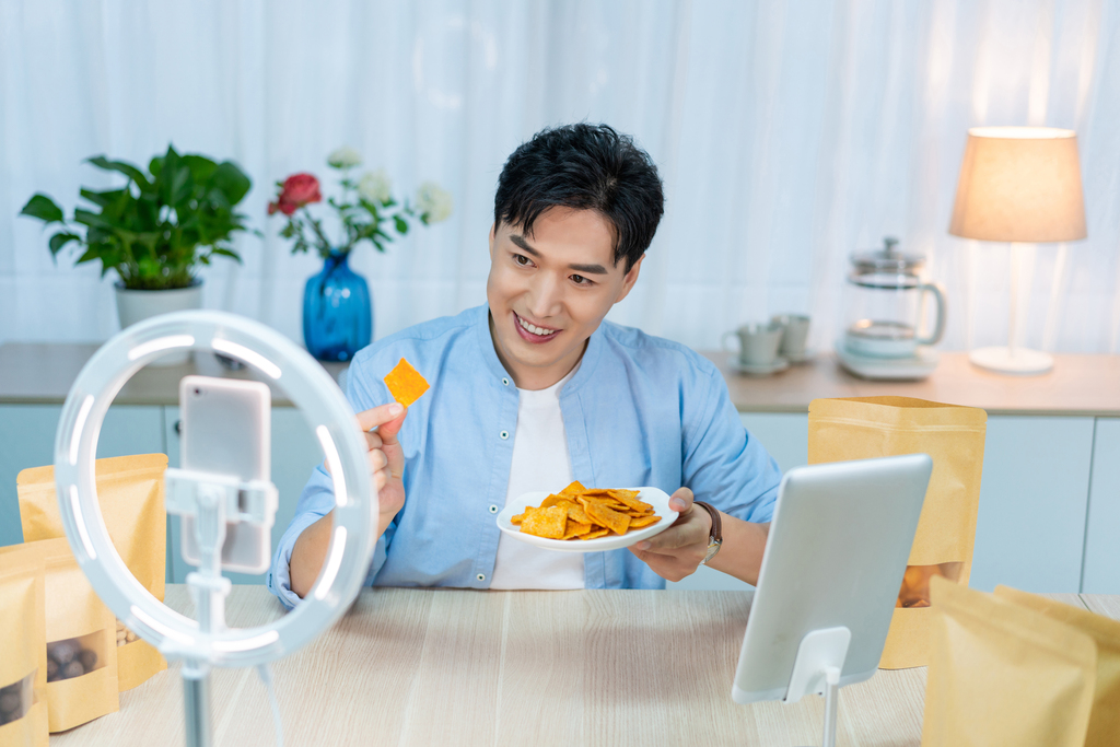 年轻男士在家直播图片