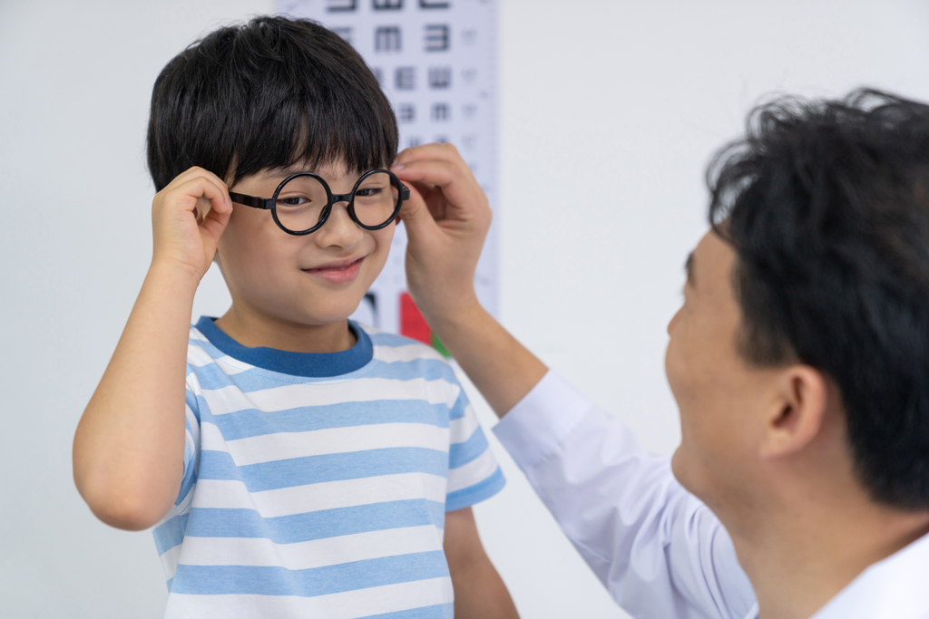 眼科大夫给小男孩检查眼睛图片