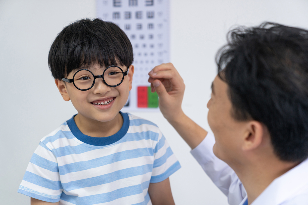 眼科大夫给小男孩检查眼睛图片