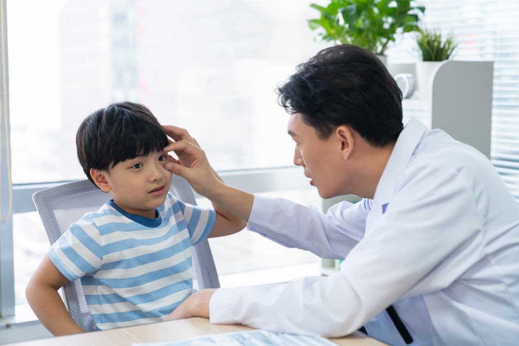 眼科大夫给小男孩检查眼睛图片