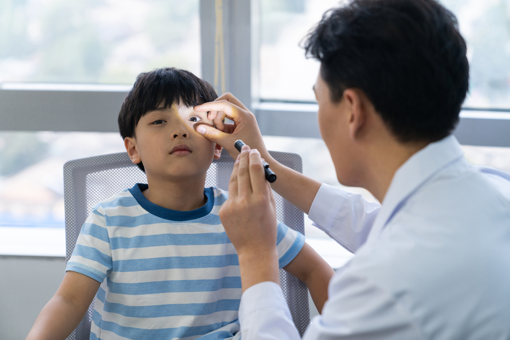 眼科大夫给小男孩检查眼睛图片