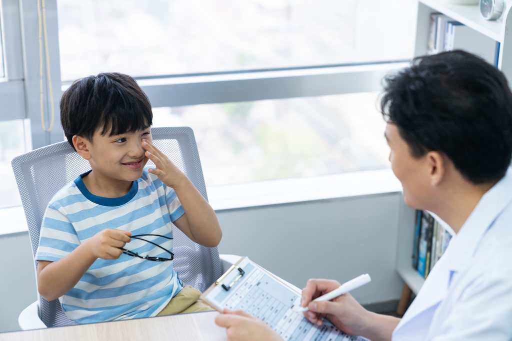 眼科大夫给小男孩检查眼睛图片