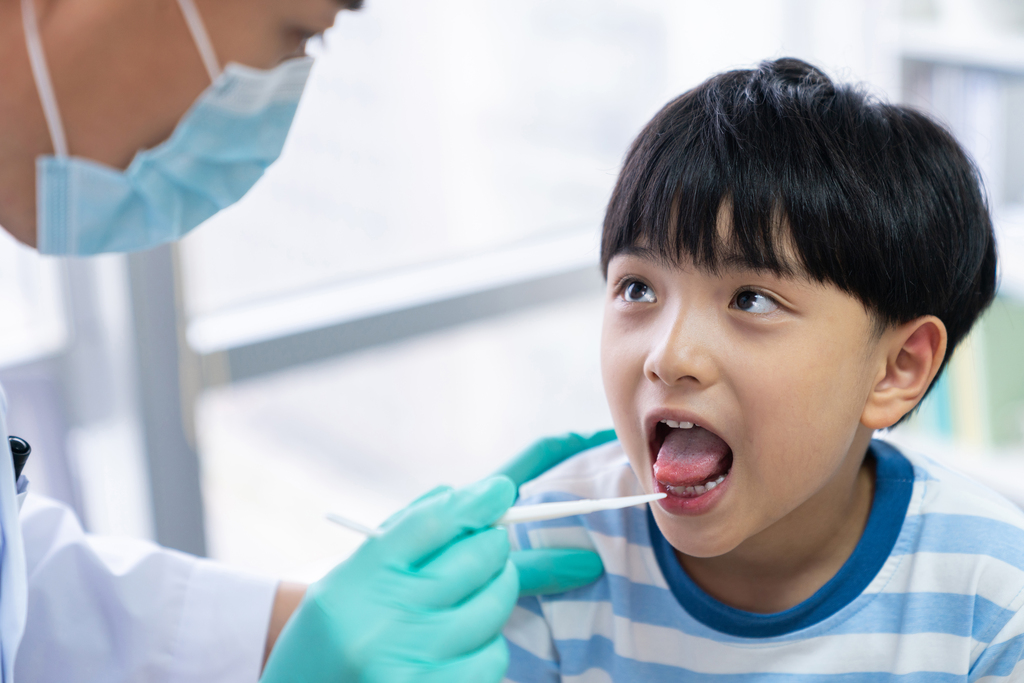 牙医检查男孩的口腔图片
