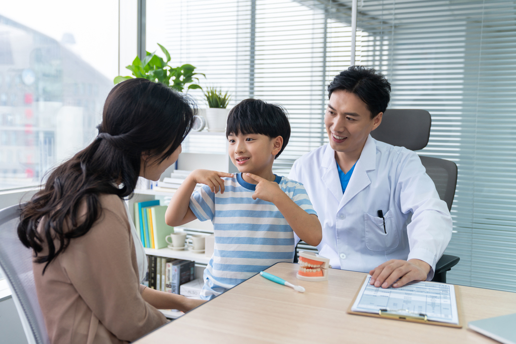 医生介绍正确刷牙方法图片