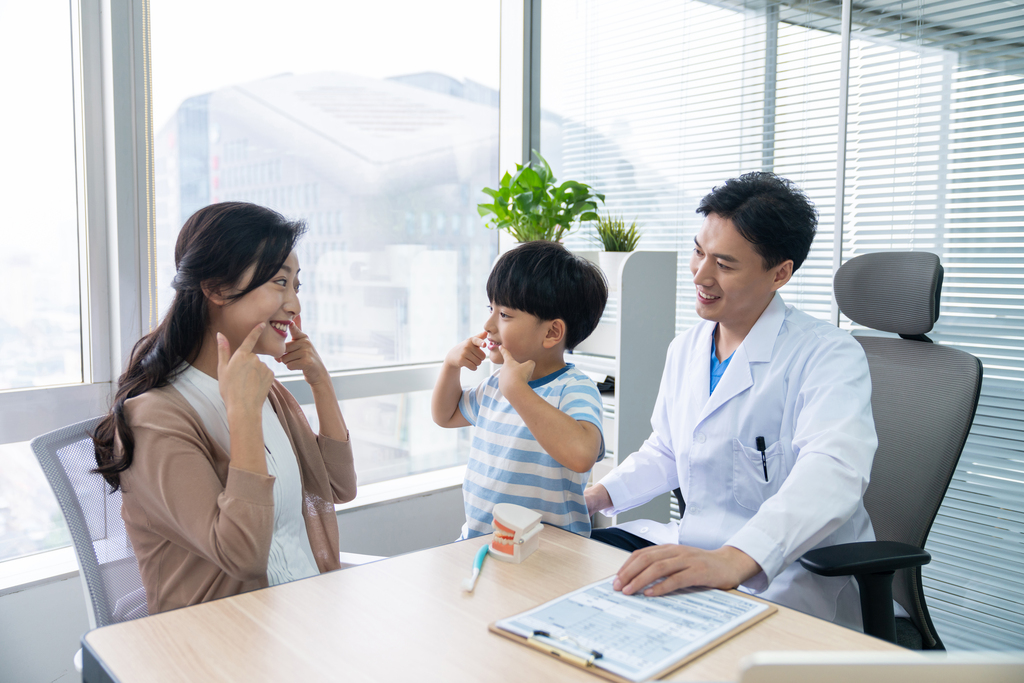 医生介绍正确刷牙方法图片