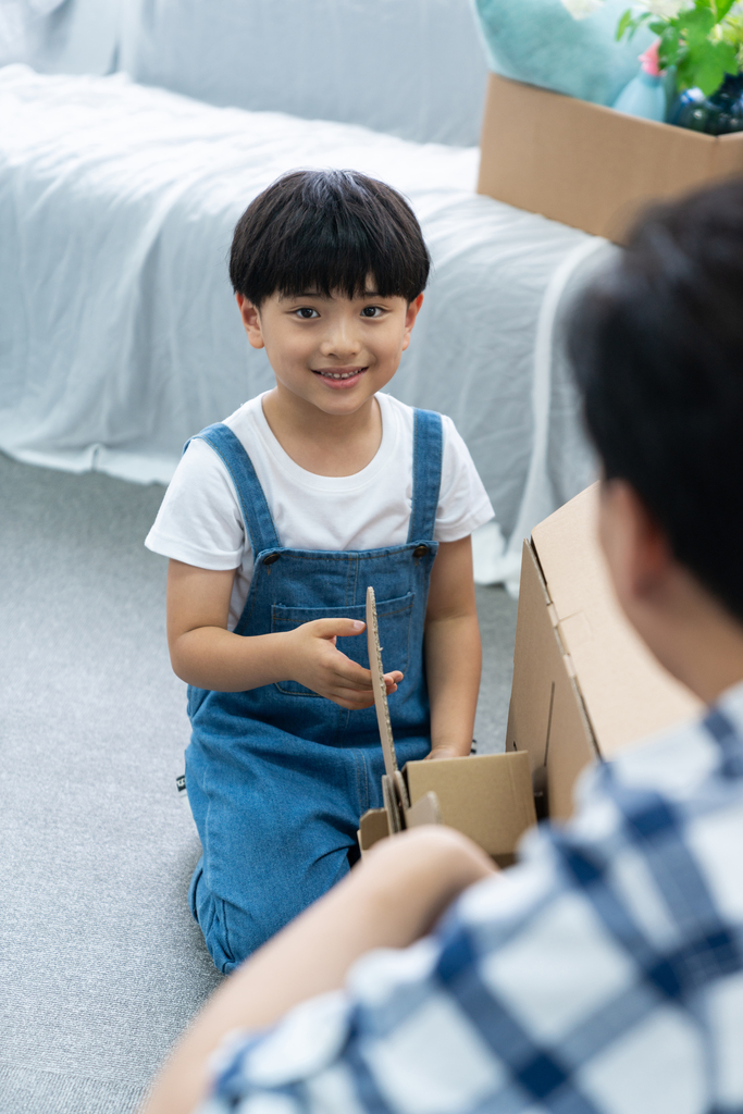 年轻父子俩搬进新家图片