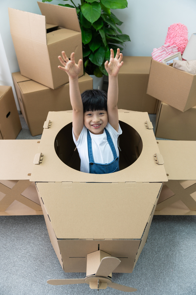 小男孩搬入新家图片