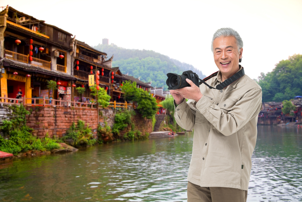老年男人旅游拍照图片