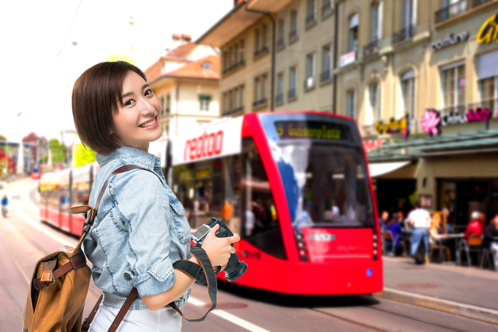 快乐的年轻女子旅行图片