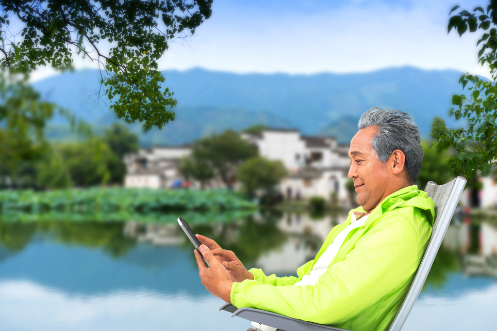 老年男人坐在沙滩椅上