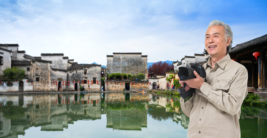 老年男人旅游拍照图片