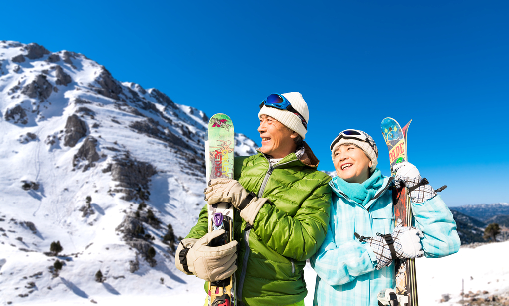 老年夫妇冬季滑雪