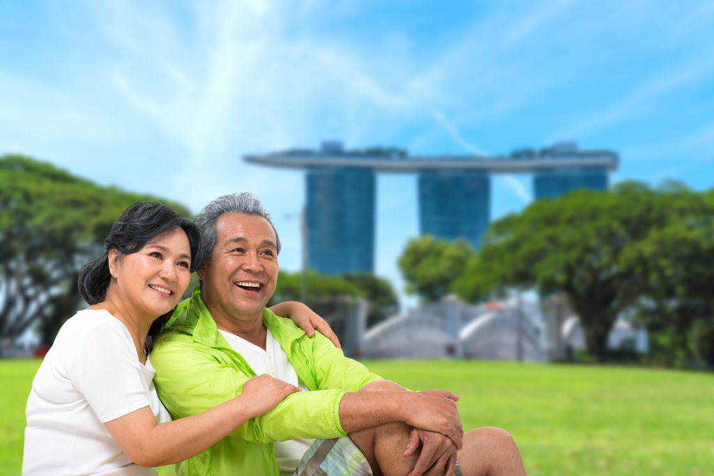 中老年夫妇户外游玩图片