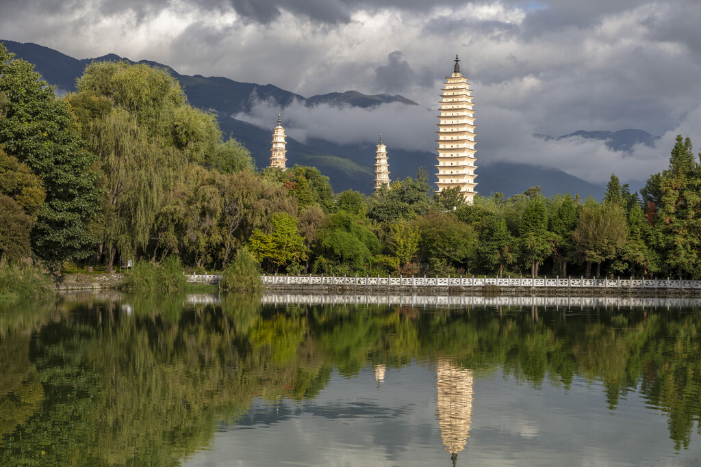 云南大理三塔寺图片