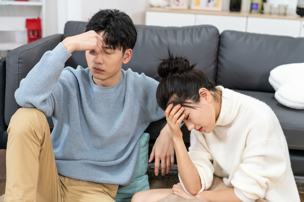 年轻情侣在客厅沙发上争吵图片
