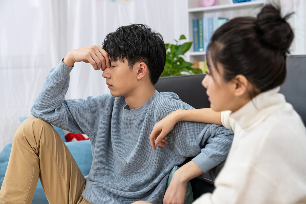 年轻情侣在客厅沙发上争吵图片