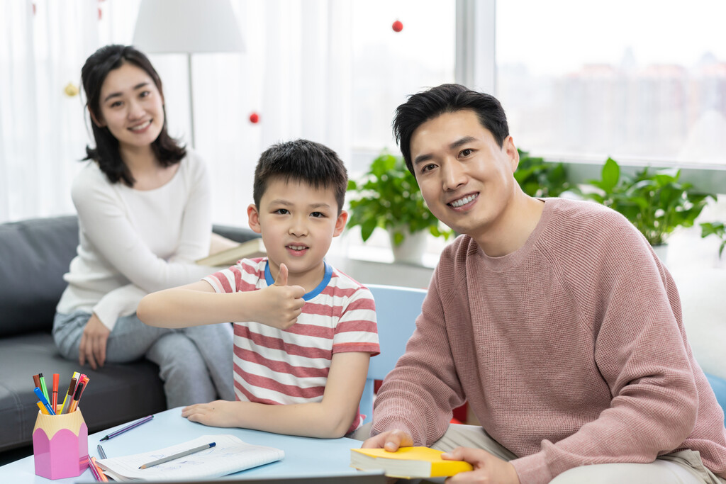 快乐的年轻家庭图片