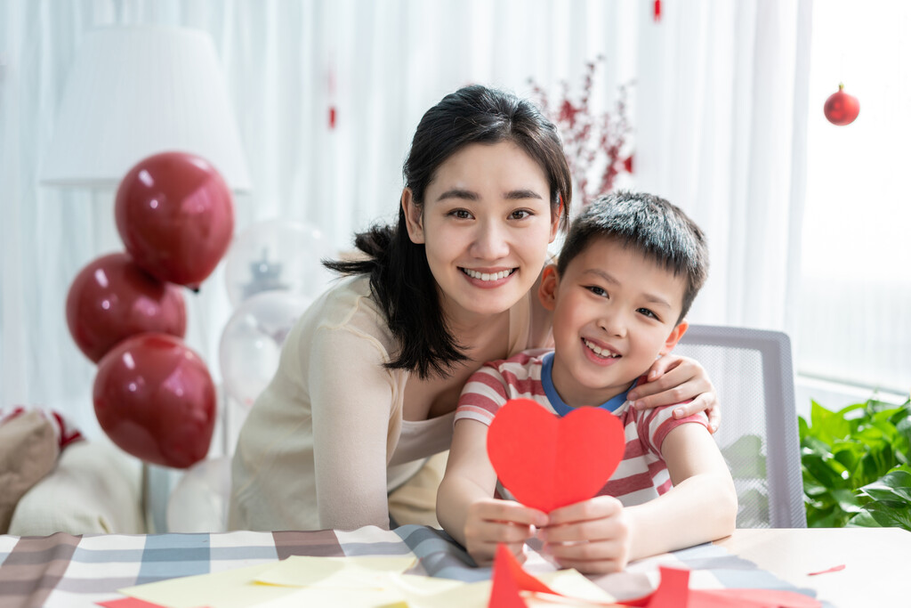 快乐的母子图片