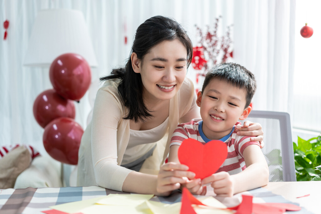 快乐的母子图片