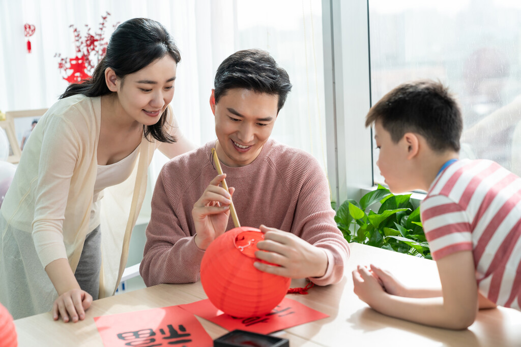 快乐的年轻家庭图片