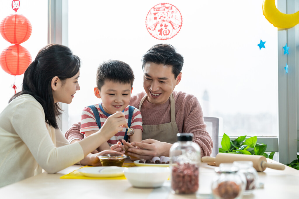 快乐的年轻家庭包汤圆图片