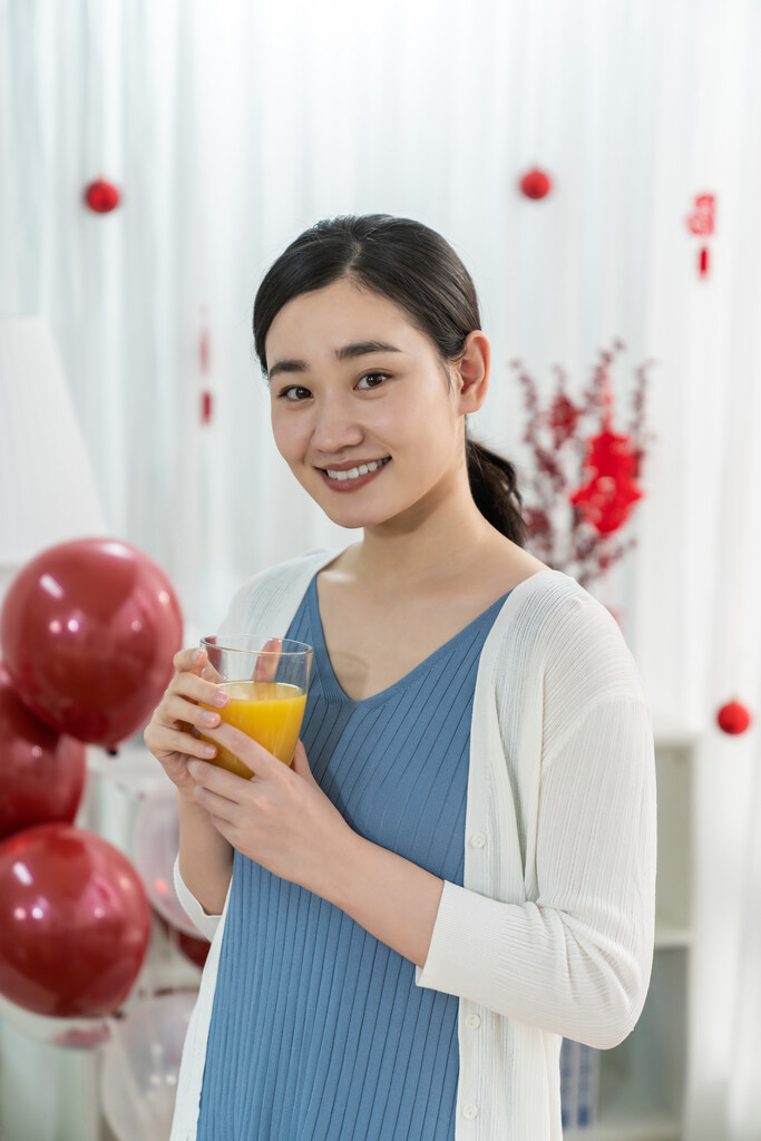 年轻女子喝果汁