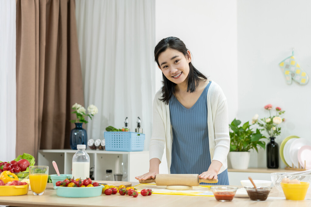 快乐的女子制作点心