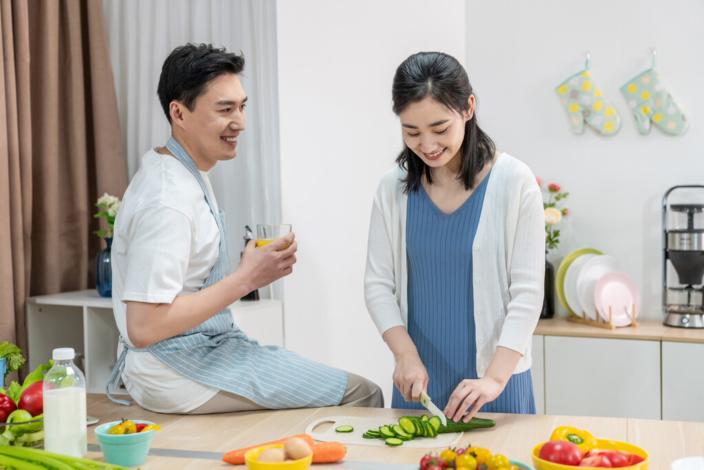 年轻情侣在厨房做饭