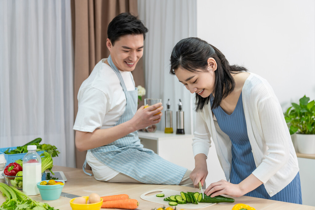 年轻情侣在厨房做饭