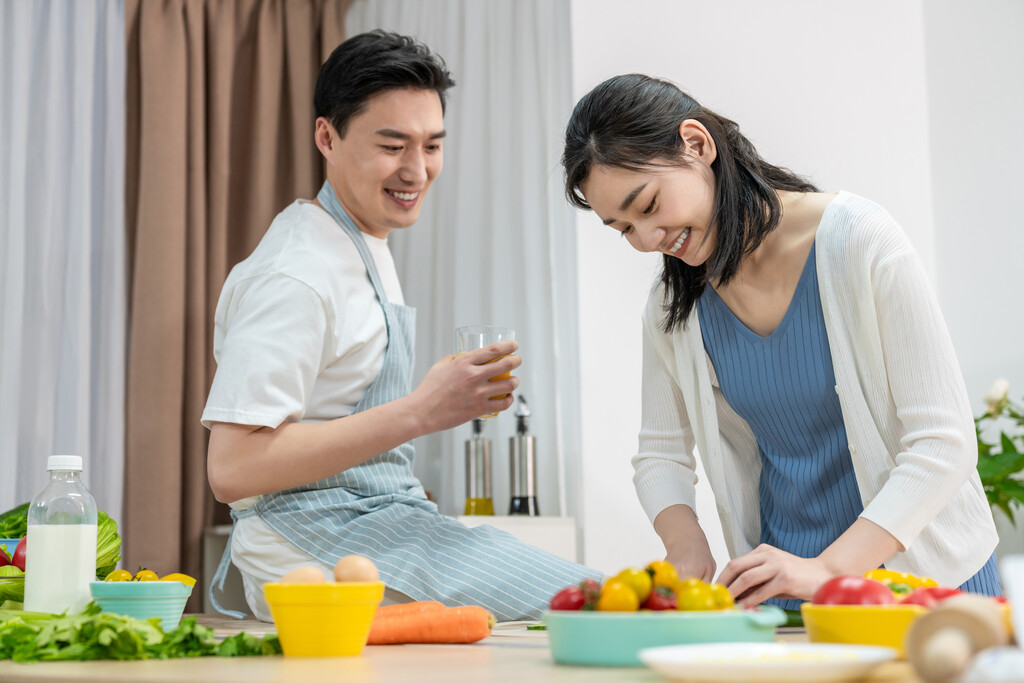 年轻情侣在厨房做饭