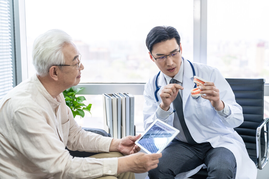 老年男人与牙科医生图片