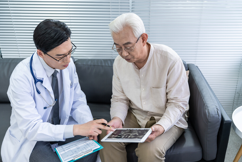 老年男人与家庭医生图片