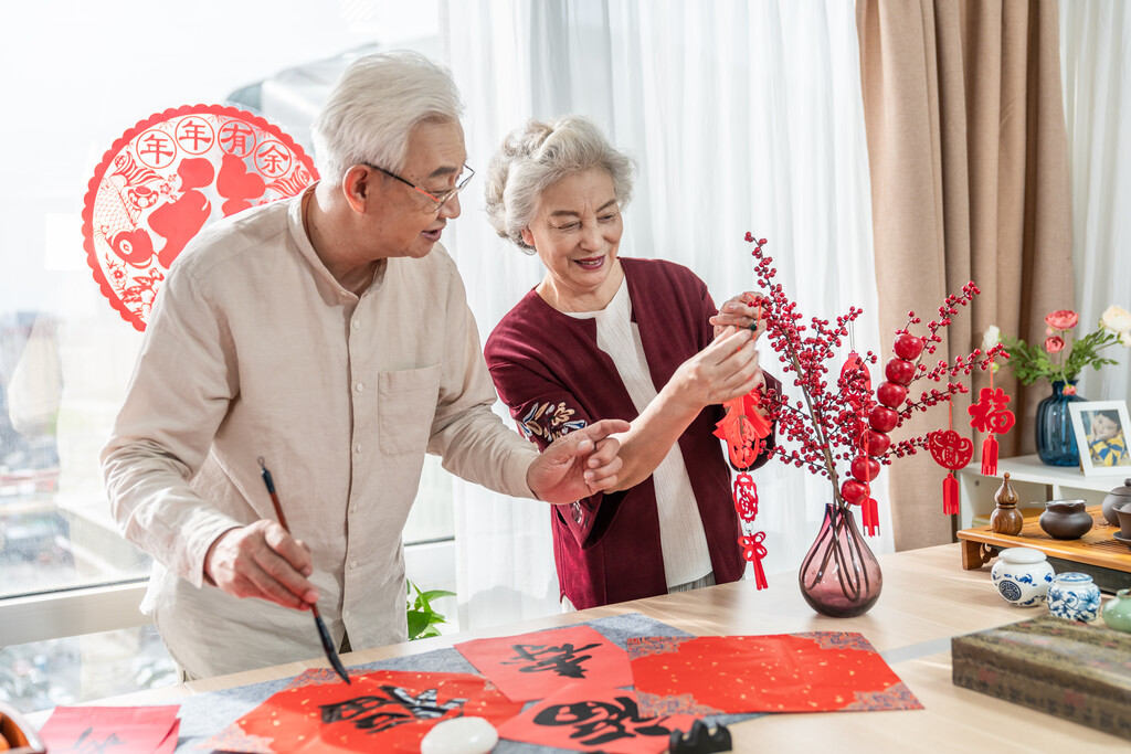 快乐的老年夫妻在家写毛笔字