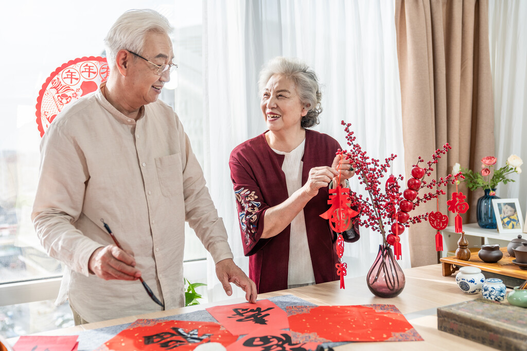 快乐的老年夫妻在家写毛笔字图片