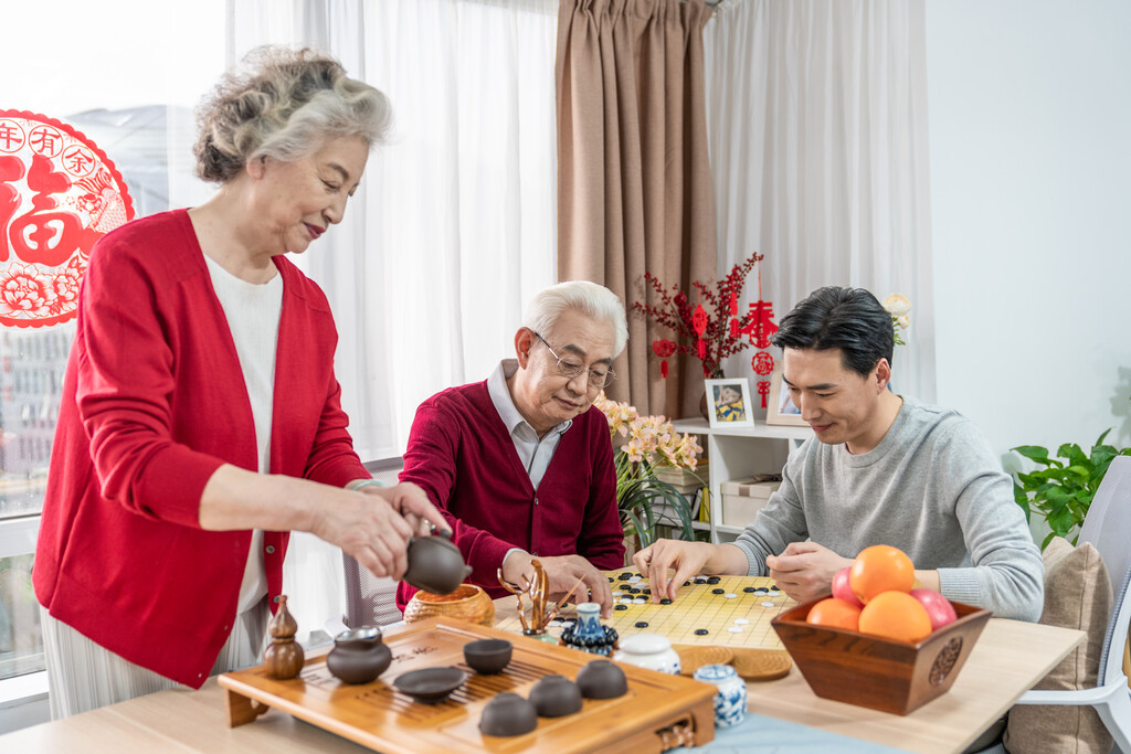 快乐的家庭喝茶下围棋图片