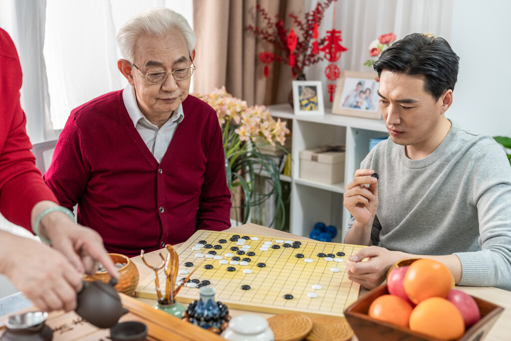 快乐的家庭喝茶下围棋图片