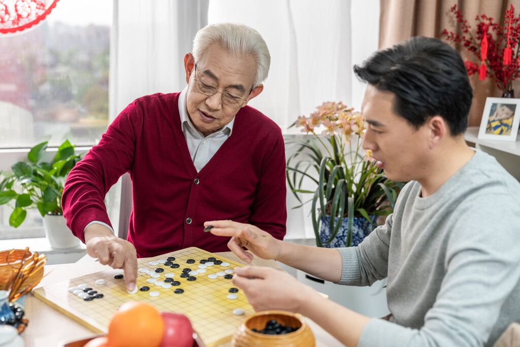 快乐的父子下围棋图片